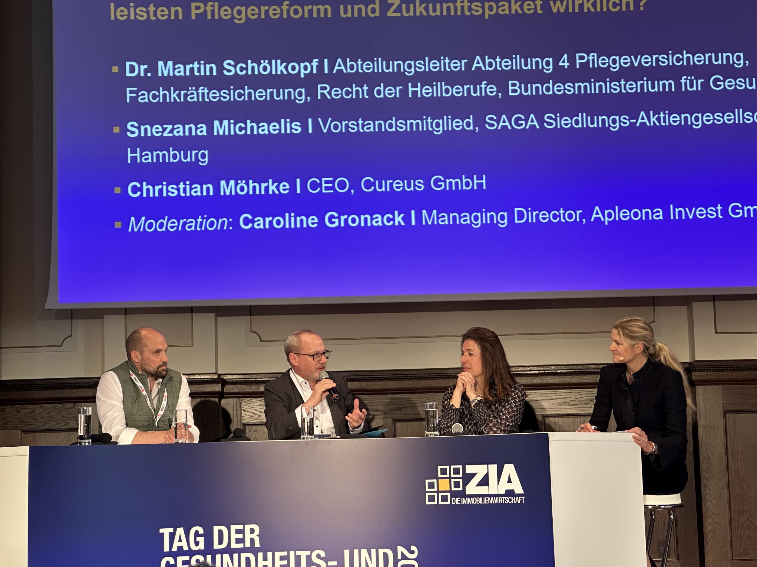 Paneldiskussion zu Pflege und Investitionsrealität mit Dr. Martin Schölkopf, Bundesministerium für Gesundheit, Snezana Michaelis, SAGA, und Christian Möhrke, Cureus, moderiert von Caroline Gronack, Apleona | BERLINboxx